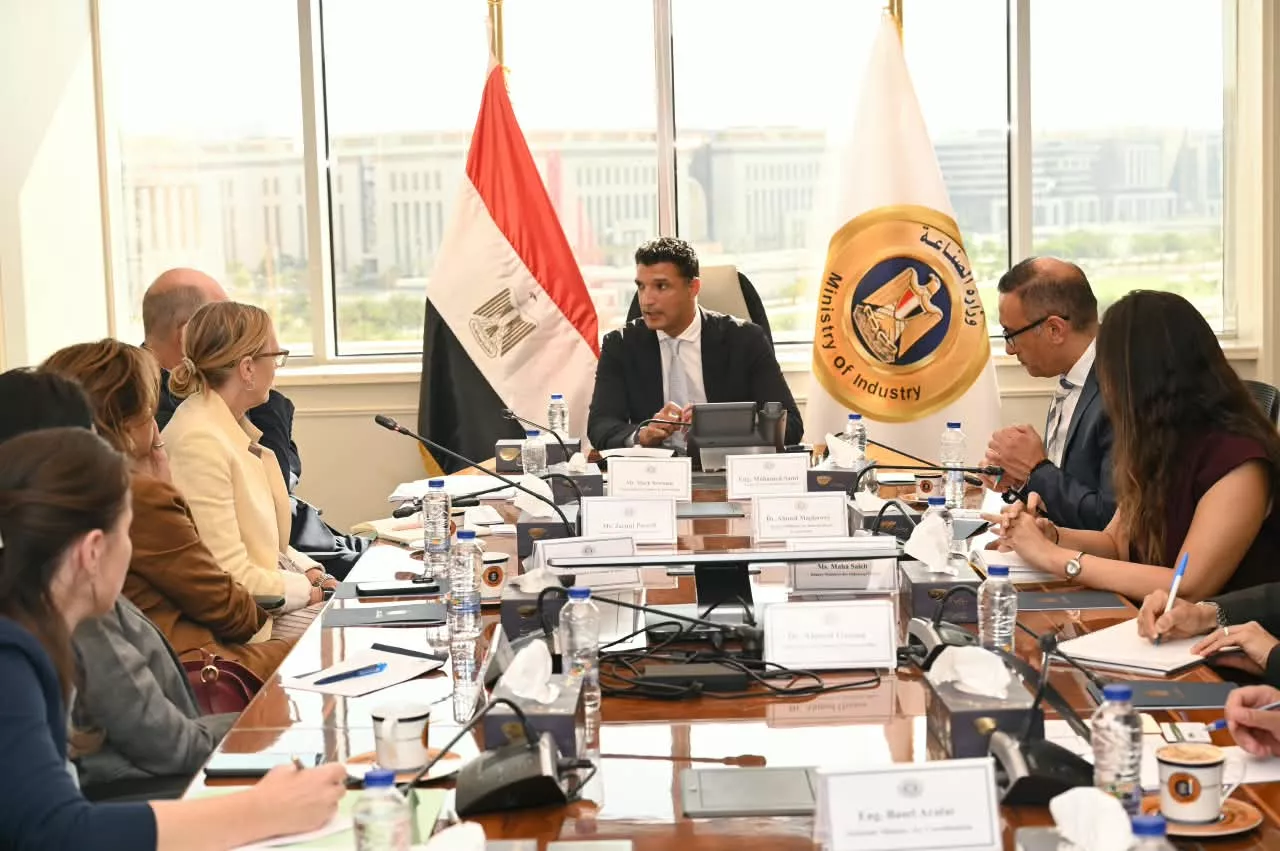 وزير الصناعة يجتمع مع وفد البنك الأوروبي لإعادة الإعمار والتنمية 