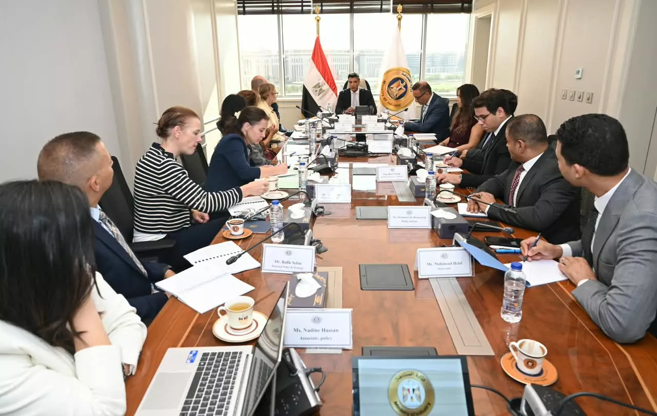 وزير الصناعة يجتمع مع وفد البنك الأوروبي لإعادة الإعمار والتنمية 
