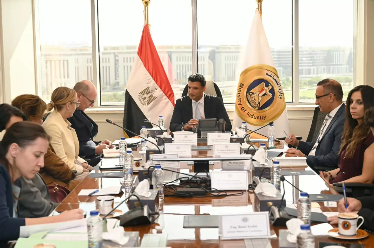 وزير الصناعة يجتمع مع وفد البنك الأوروبي لإعادة الإعمار والتنمية 
