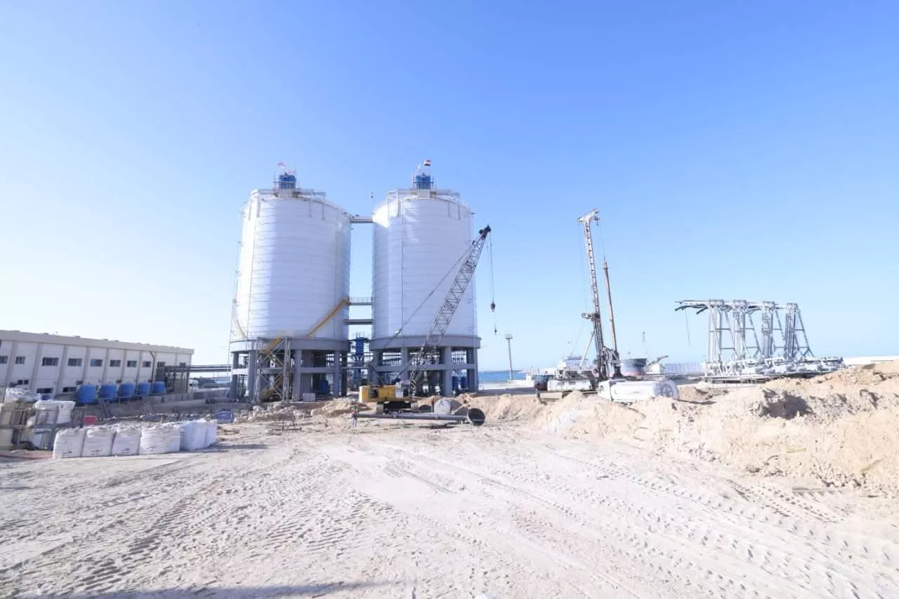 وزير النقل يتفقد مواقع العمل بمشروع تطوير ميناء العريش