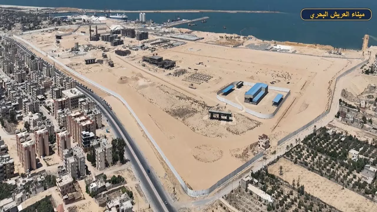 وزير النقل يتفقد مواقع العمل بمشروع تطوير ميناء العريش