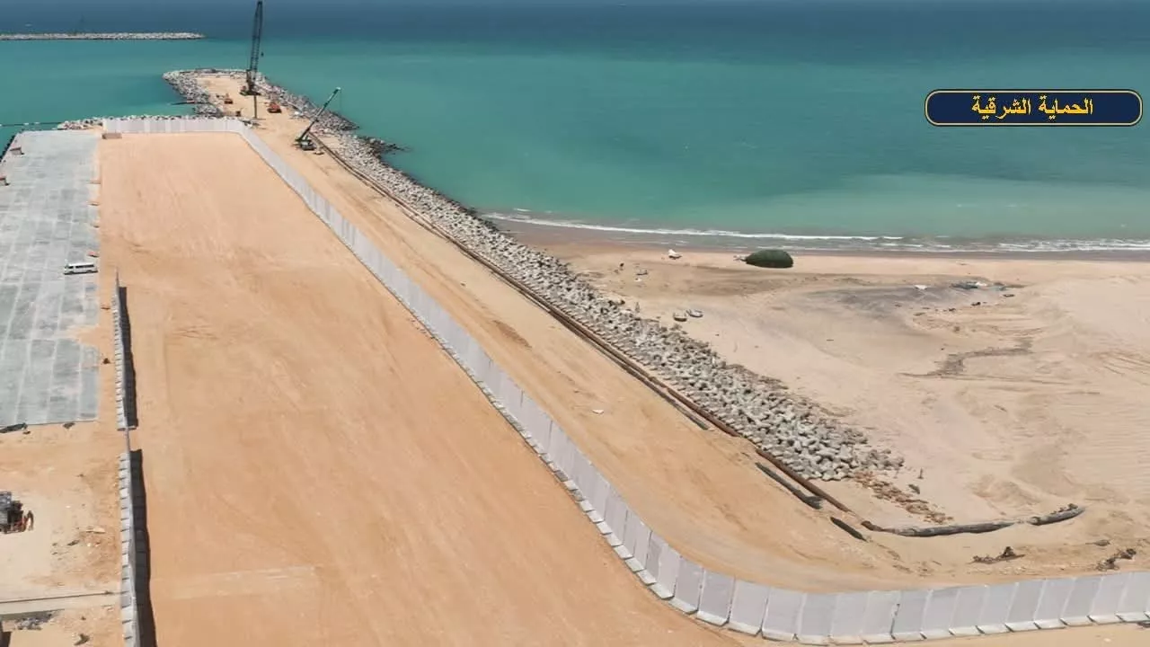 وزير النقل يتفقد مواقع العمل بمشروع تطوير ميناء العريش