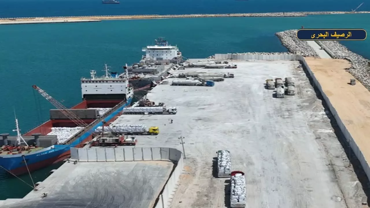 وزير النقل يتفقد مواقع العمل بمشروع تطوير ميناء العريش