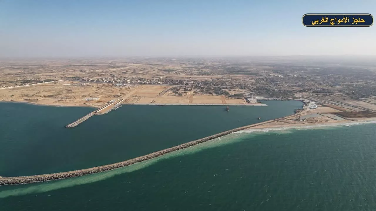 وزير النقل يتفقد مواقع العمل بمشروع تطوير ميناء العريش