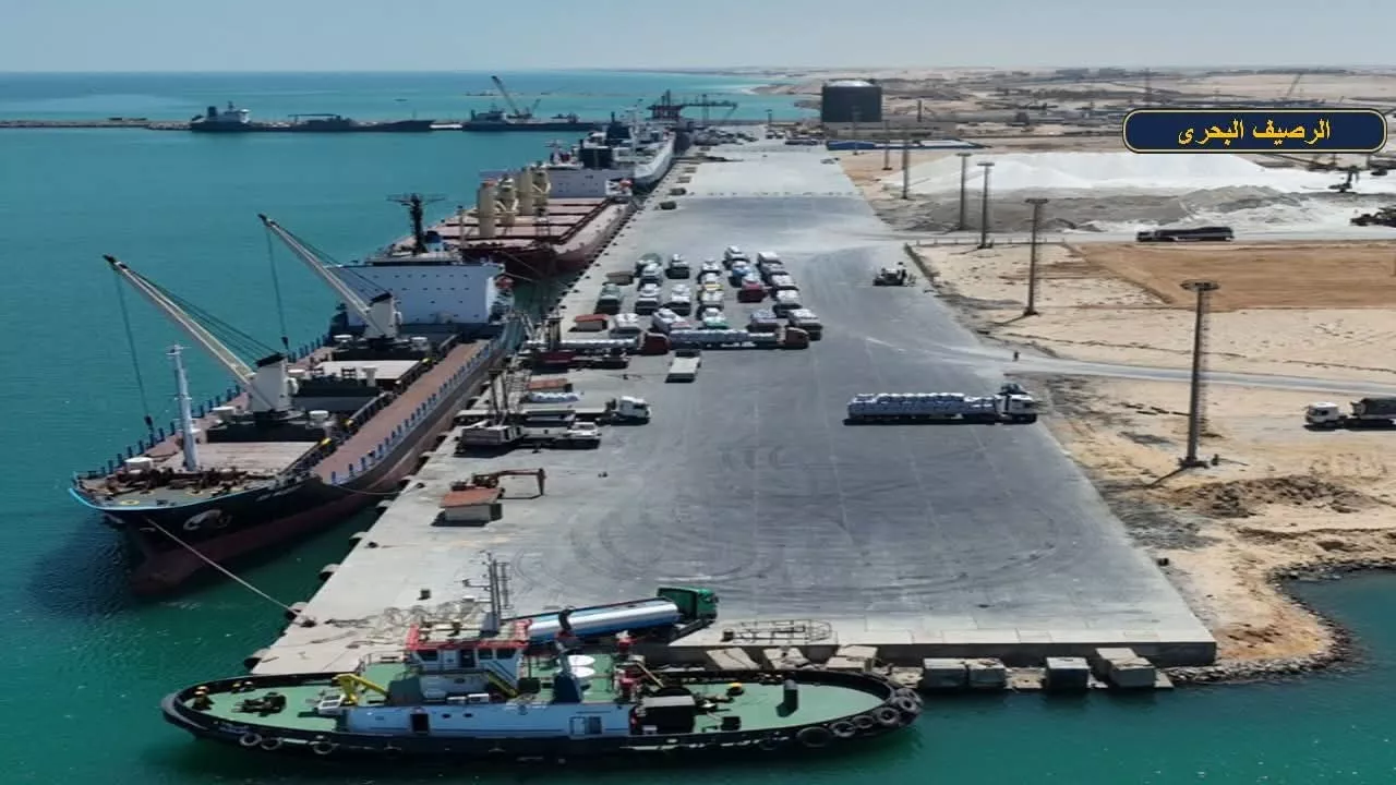 وزير النقل يتفقد مواقع العمل بمشروع تطوير ميناء العريش