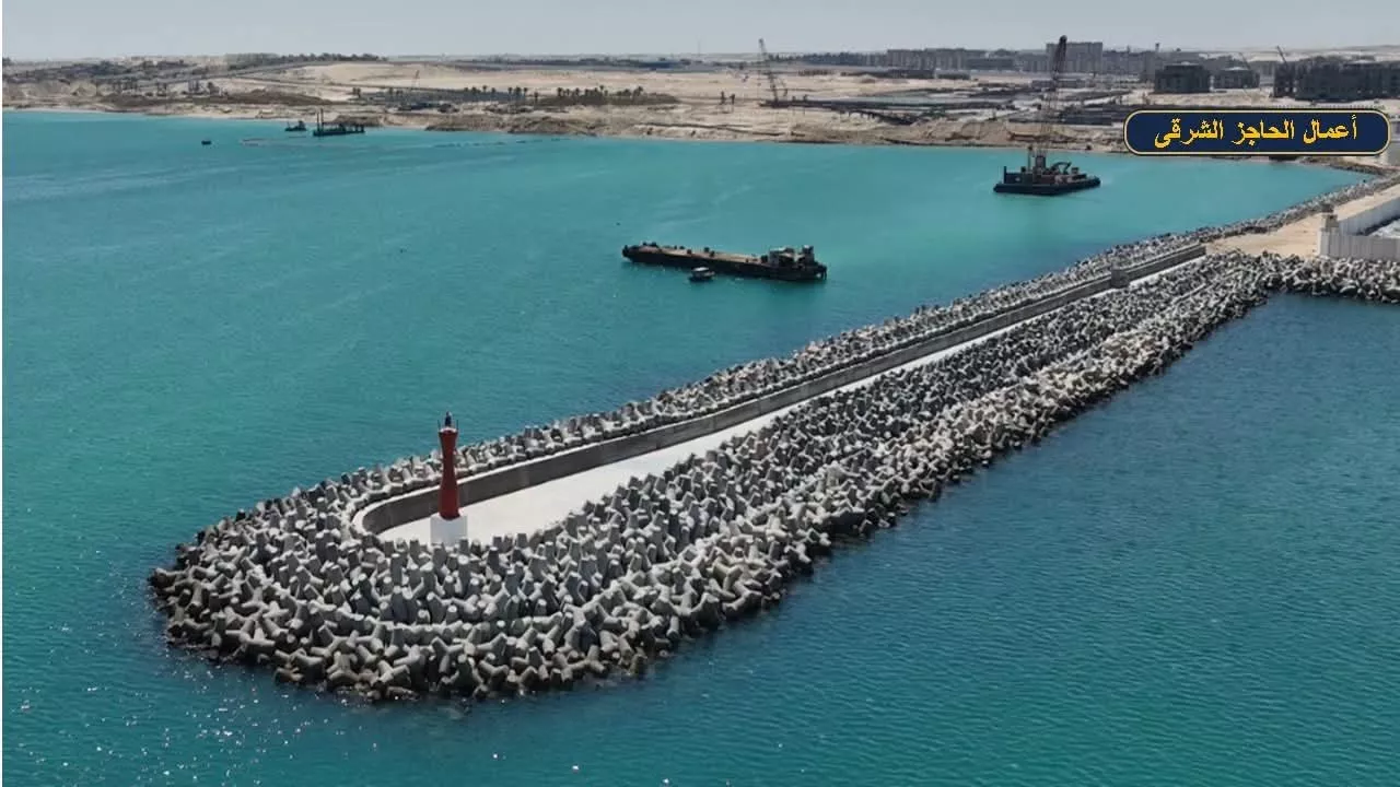 وزير النقل يتفقد مواقع العمل بمشروع تطوير ميناء العريش