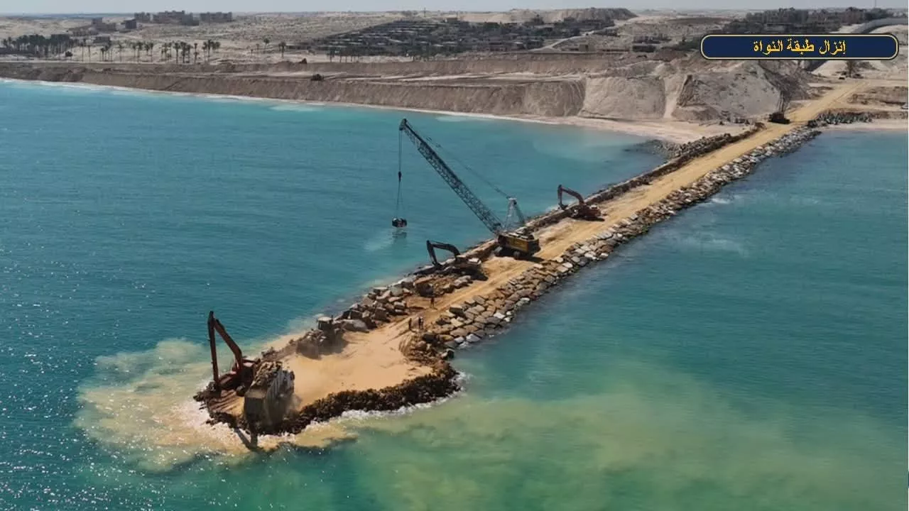وزير النقل يتفقد مواقع العمل بمشروع تطوير ميناء العريش