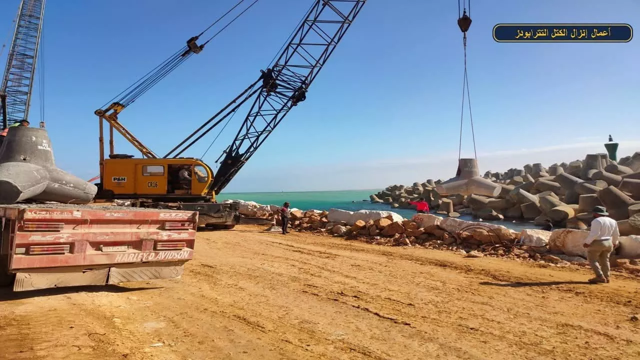 وزير النقل يتفقد مواقع العمل بمشروع تطوير ميناء العريش