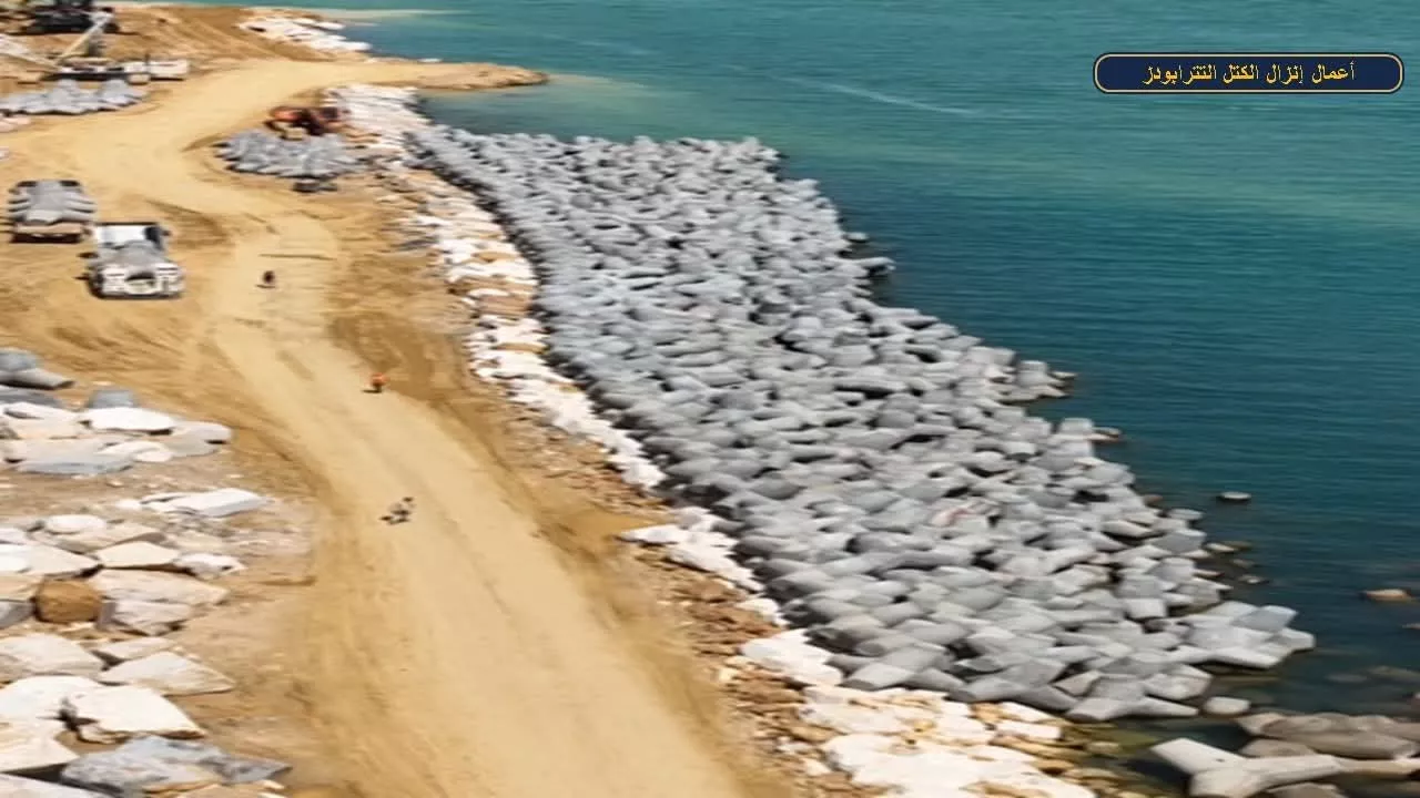 وزير النقل يتفقد مواقع العمل بمشروع تطوير ميناء العريش