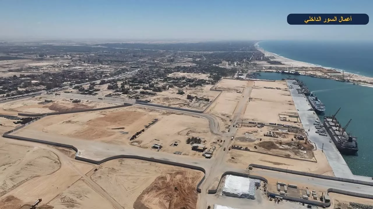 وزير النقل يتفقد مواقع العمل بمشروع تطوير ميناء العريش