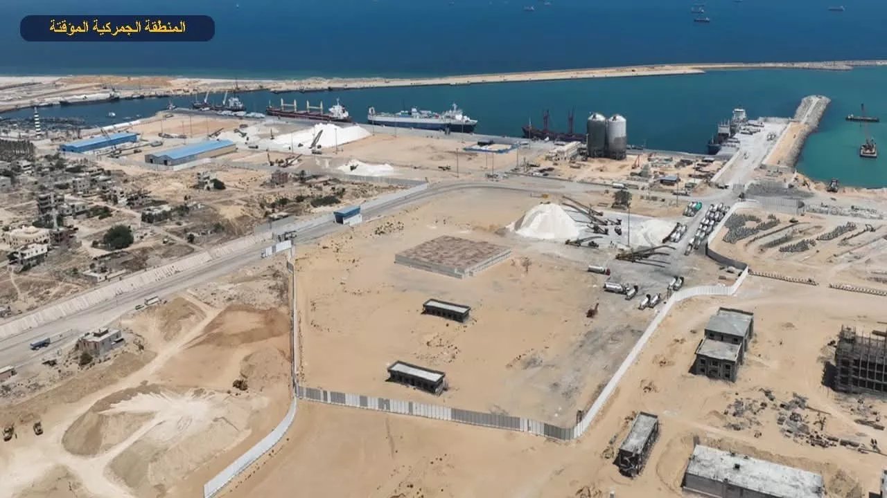 وزير النقل يتفقد مواقع العمل بمشروع تطوير ميناء العريش