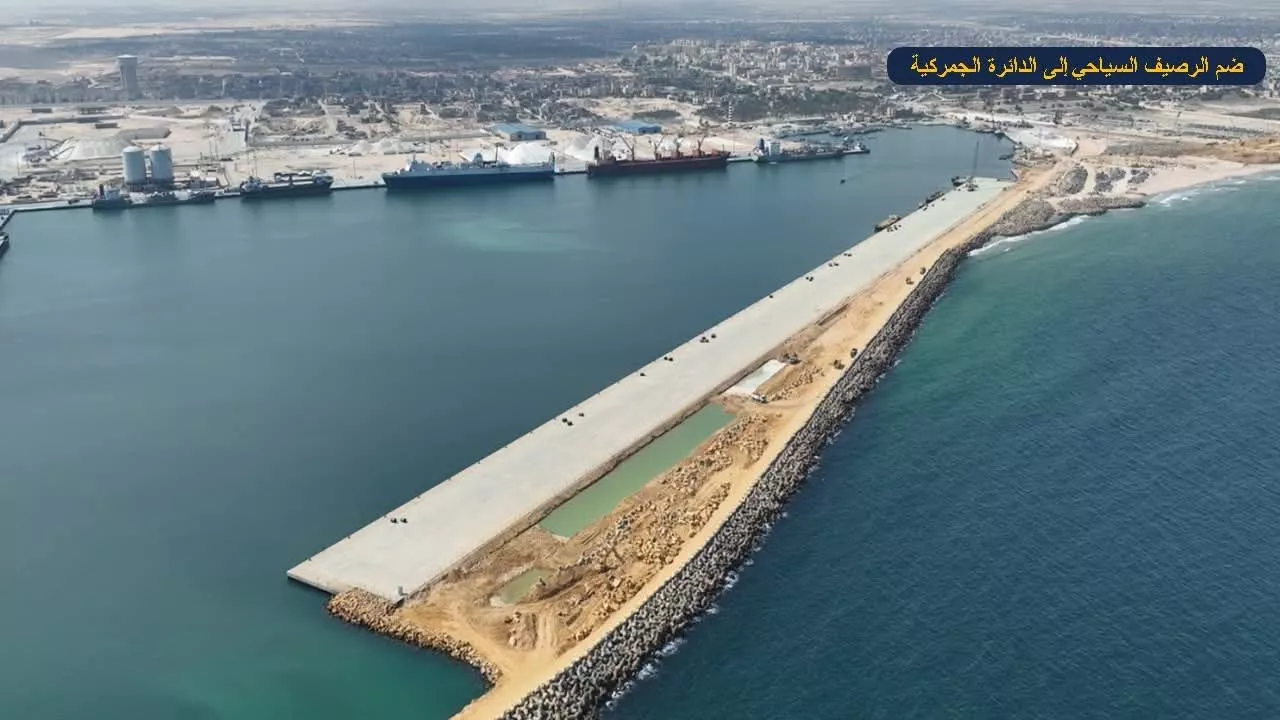 وزير النقل يتفقد مواقع العمل بمشروع تطوير ميناء العريش