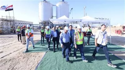 وزير النقل يتفقد مواقع العمل بمشروع تطوير وتوسعة ميناء العريش البحري