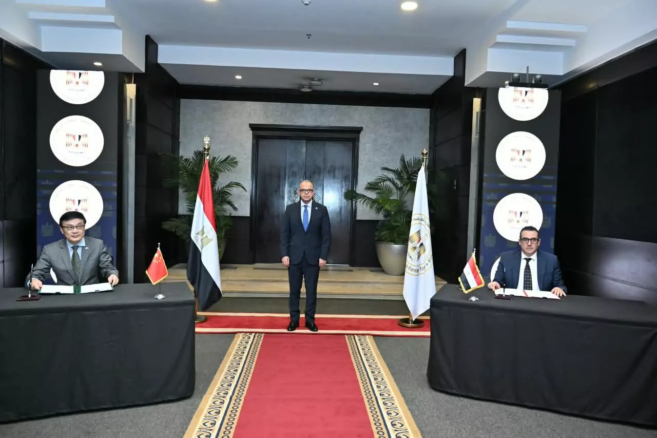 قيع محضر دراسة جدوى تطوير مركز القاهرة الدولي للمؤتمرات