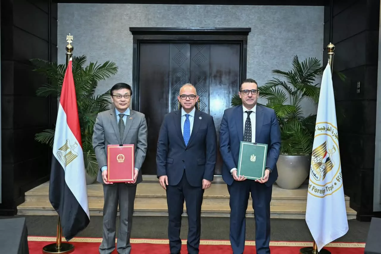 قيع محضر دراسة جدوى تطوير مركز القاهرة الدولي للمؤتمرات