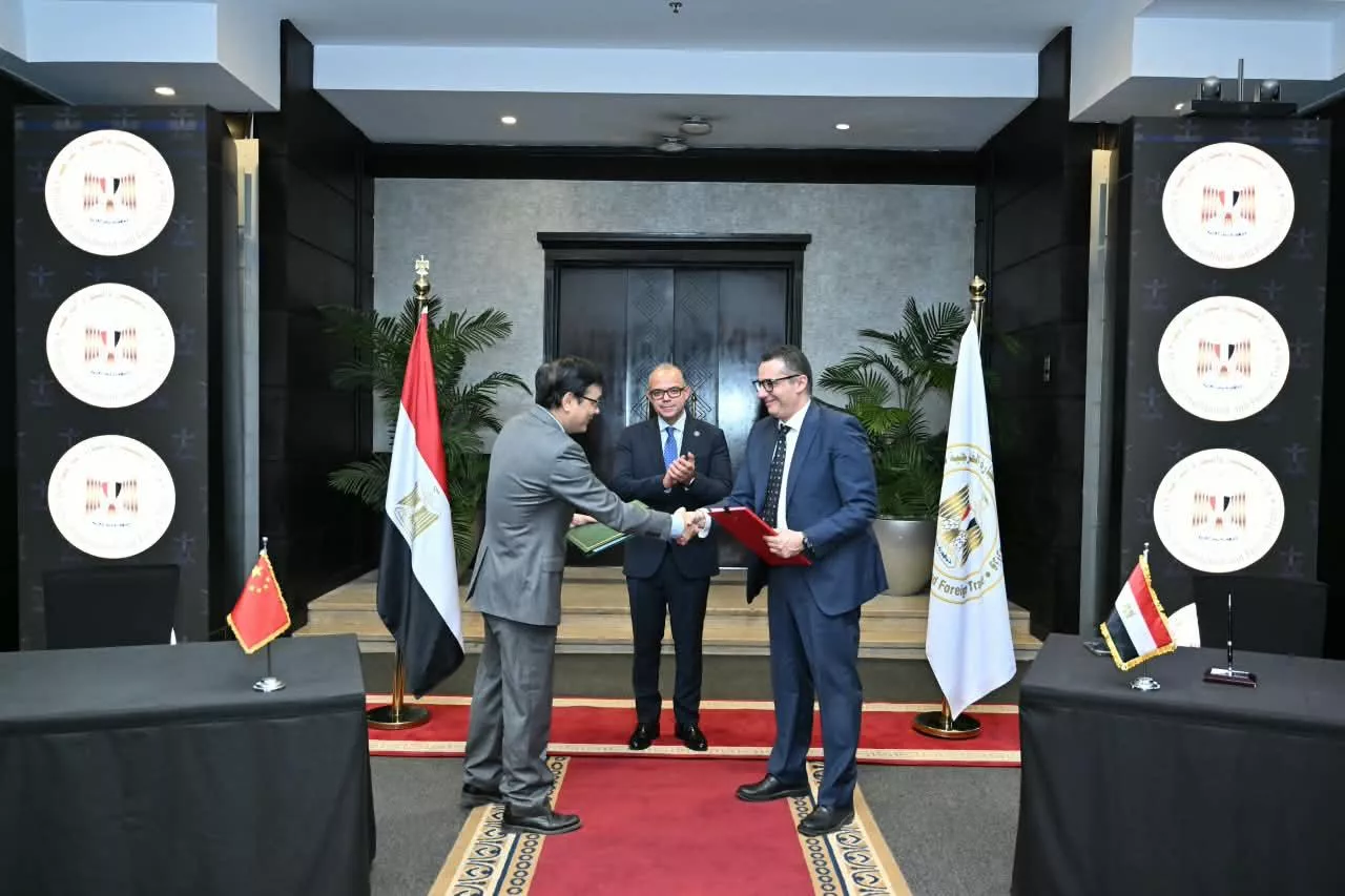 قيع محضر دراسة جدوى تطوير مركز القاهرة الدولي للمؤتمرات