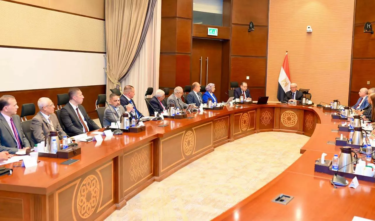 حسين عيسى يجتمع مع الرؤساء التنفيذيين للشركات التابعة للشركة القابضة للقطن والغزل والنسيج والملابس