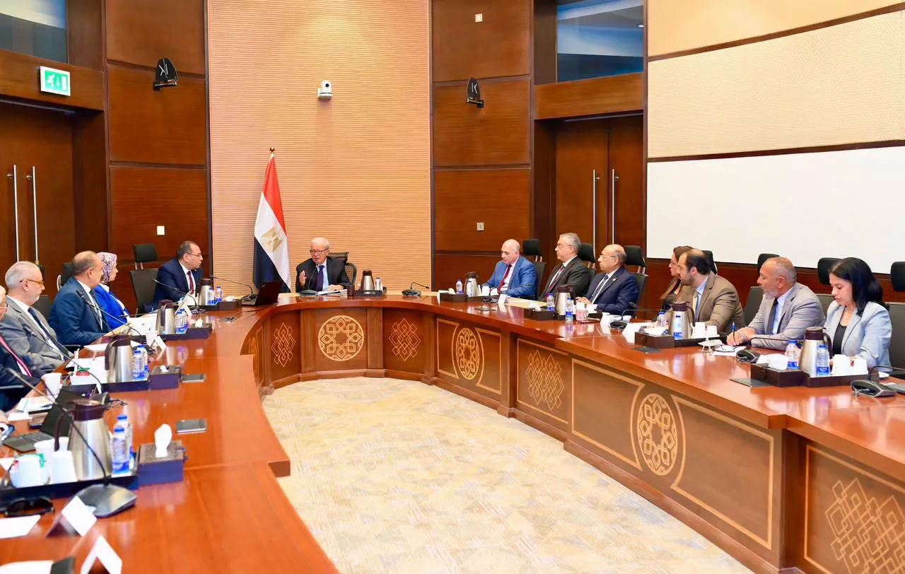 حسين عيسى يجتمع مع الرؤساء التنفيذيين للشركات التابعة للشركة القابضة للقطن والغزل والنسيج والملابس