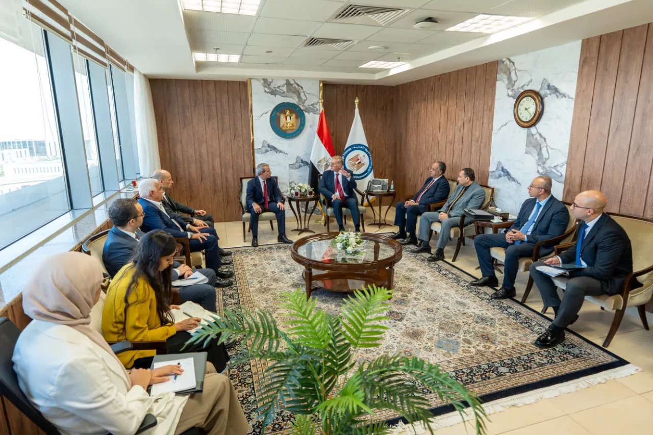وزير البترول يجتمع مع وفد شركة إيني الإيطالية