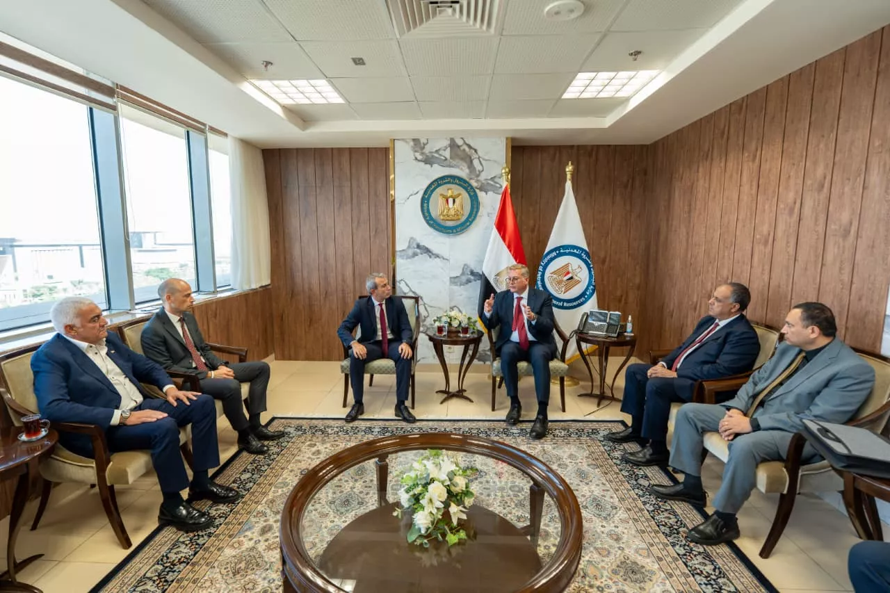 وزير البترول يجتمع مع وفد شركة إيني الإيطالية