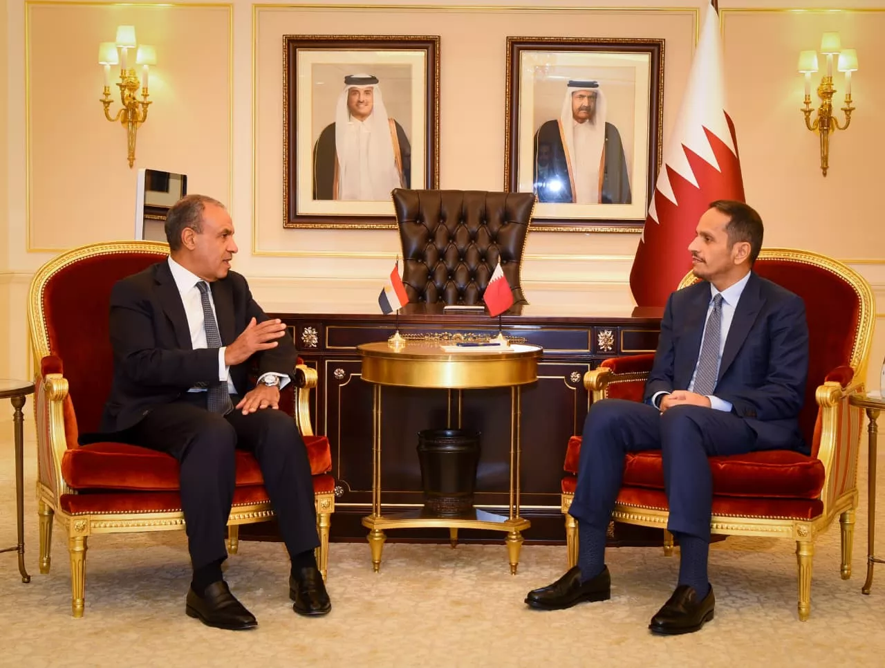 وزير الخارجية يجتمع مع رئيس الوزراء وزير خارجية قطر
