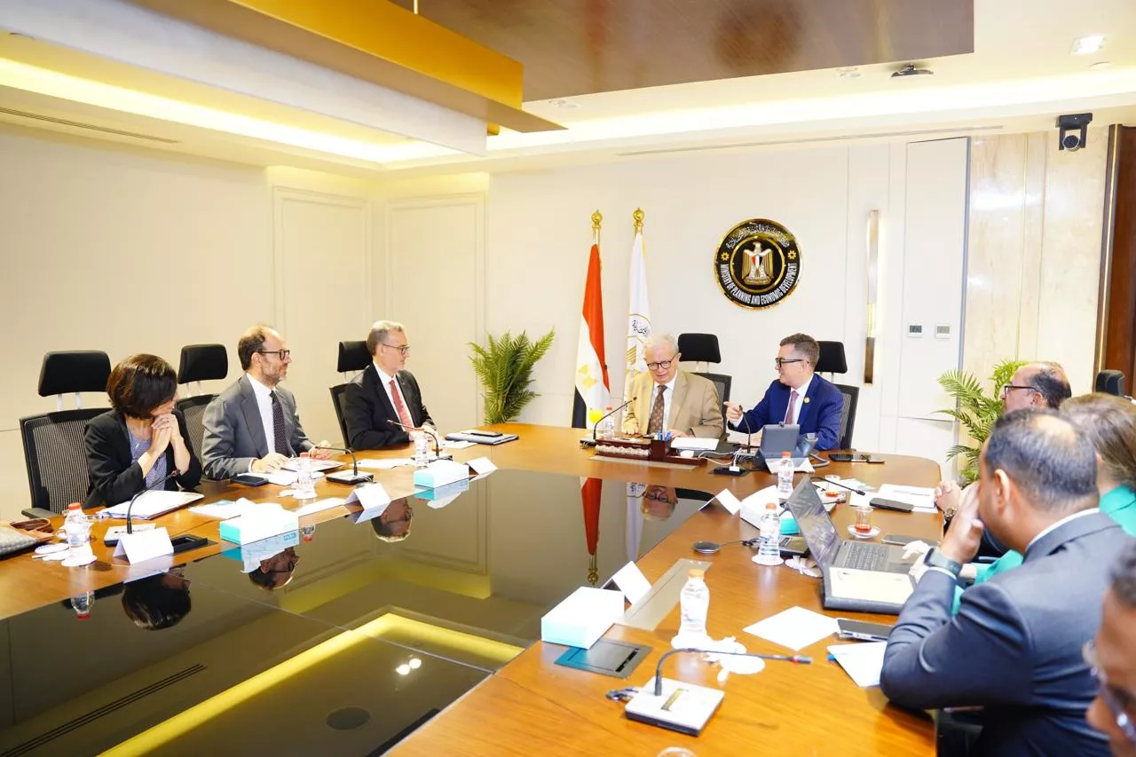 وزير التخطيط يجتمع مع وفد بنك الاستثمار الأوروبي