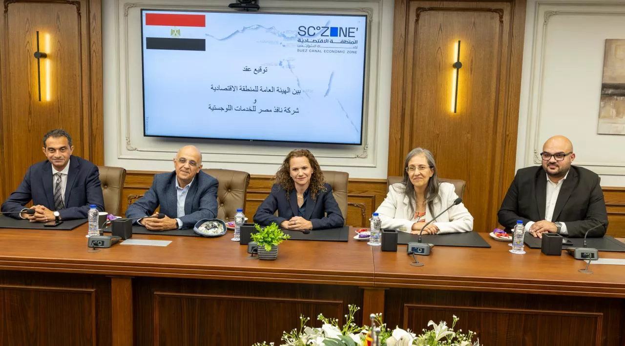 رئيس اقتصادية قناة السويس يشهد توقيع عقد مشروع نافذ مصر