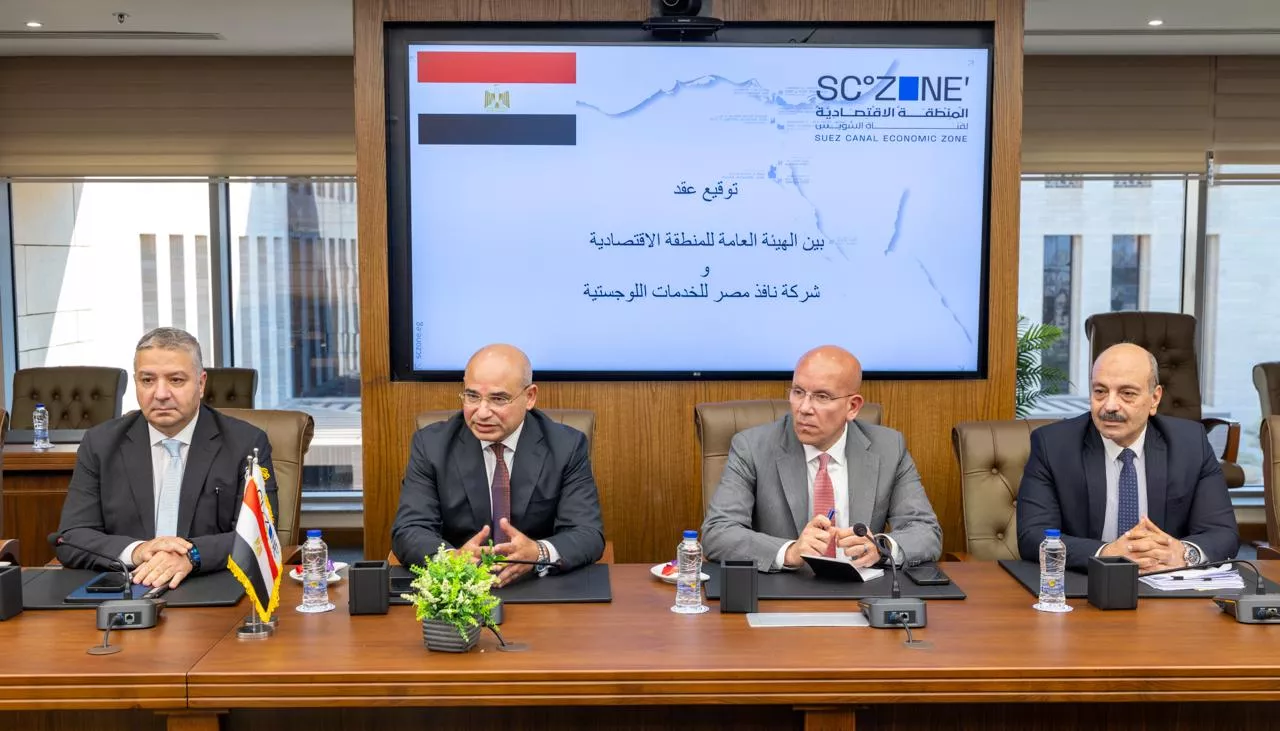 رئيس اقتصادية قناة السويس يشهد توقيع عقد مشروع نافذ مصر