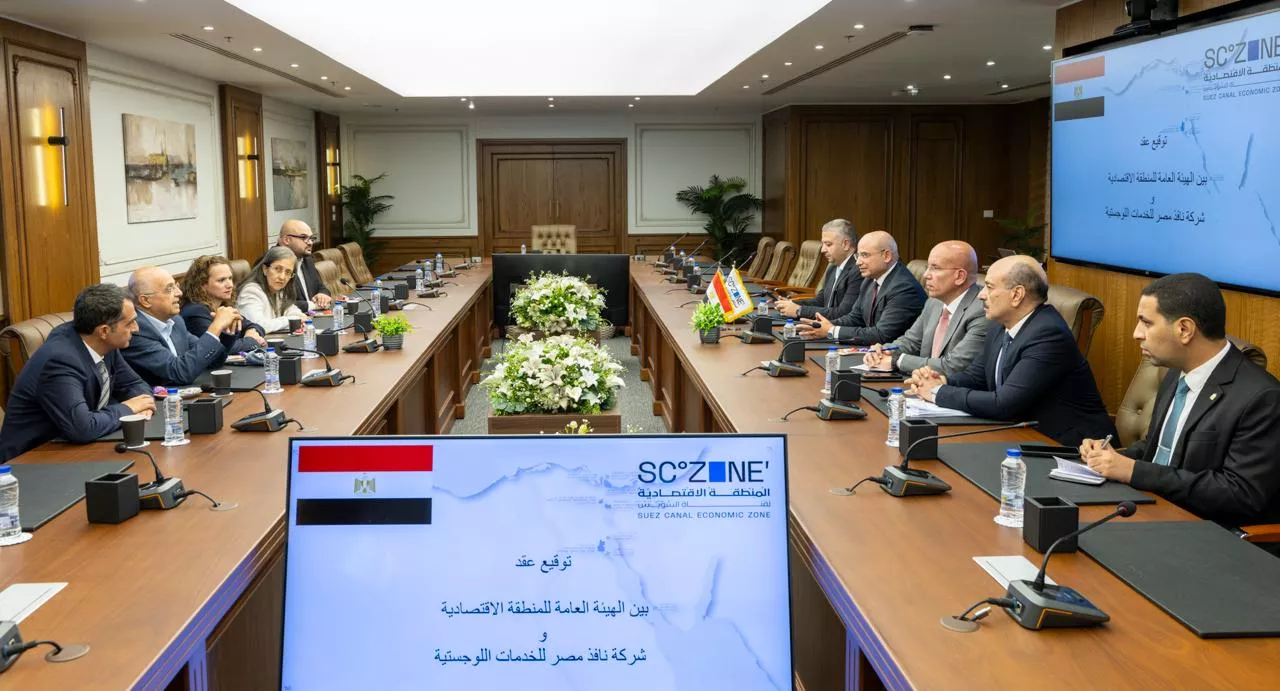 رئيس اقتصادية قناة السويس يشهد توقيع عقد مشروع نافذ مصر