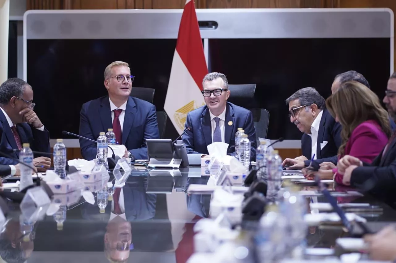 وزير التخطيط في اجتماع مع وزير البترول