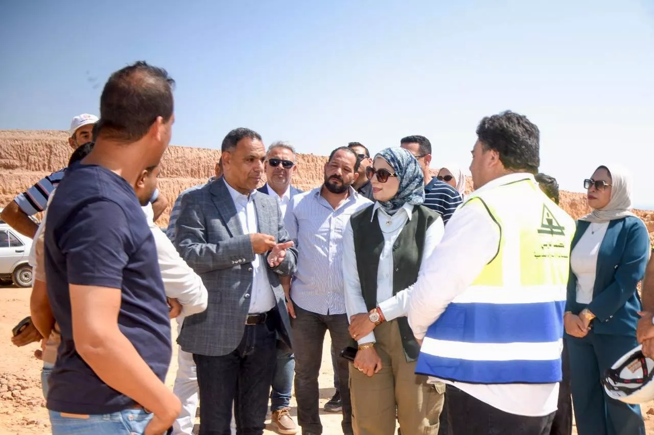 مسئولو الإسكان يتفقدوا المشروعات السكنية والتنموية بمدينة السويس الجديدة