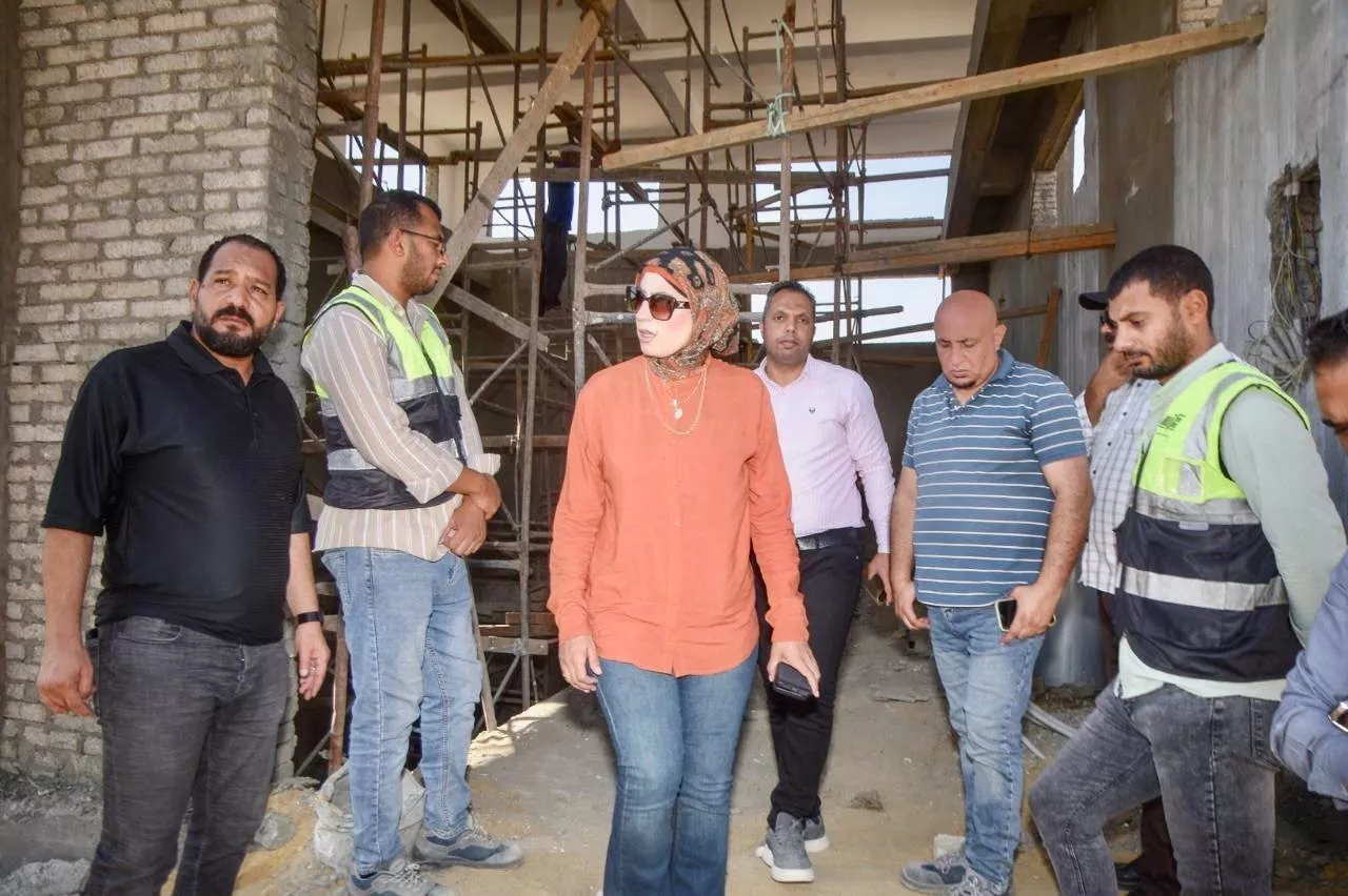 مسئولو الإسكان يتفقدوا المشروعات السكنية والتنموية بمدينة السويس الجديدة