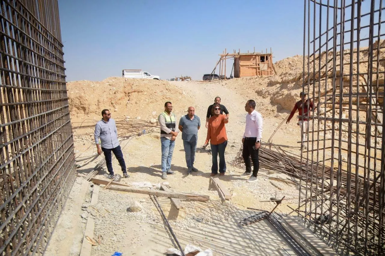 مسئولو الإسكان يتفقدوا المشروعات السكنية والتنموية بمدينة السويس الجديدة
