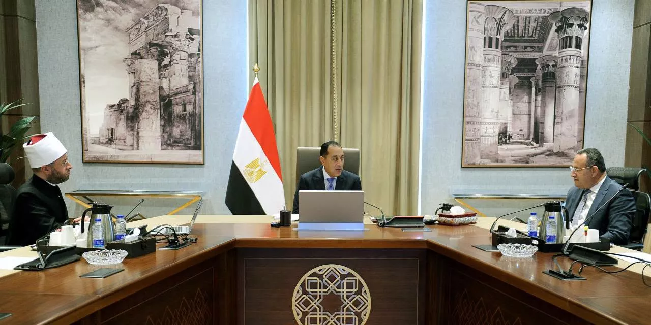 رئيس الوزراء في اجتماع مع وزيري الأوقاف والتعليم العالي