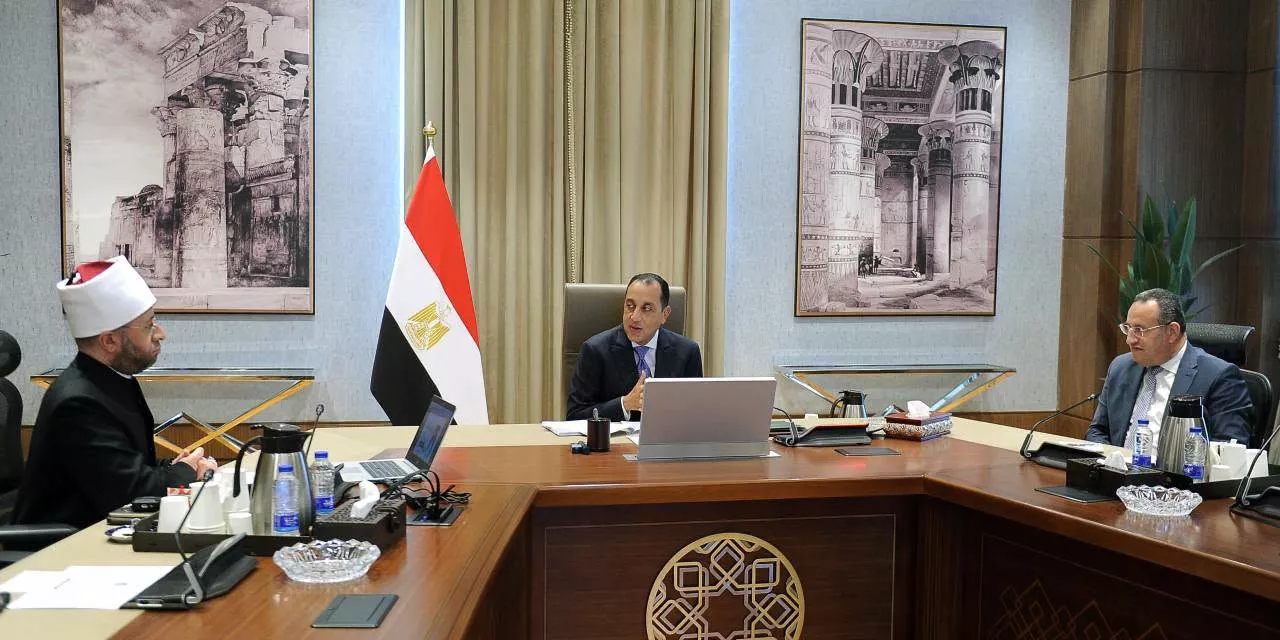 رئيس الوزراء في اجتماع مع وزيري الأوقاف والتعليم العالي
