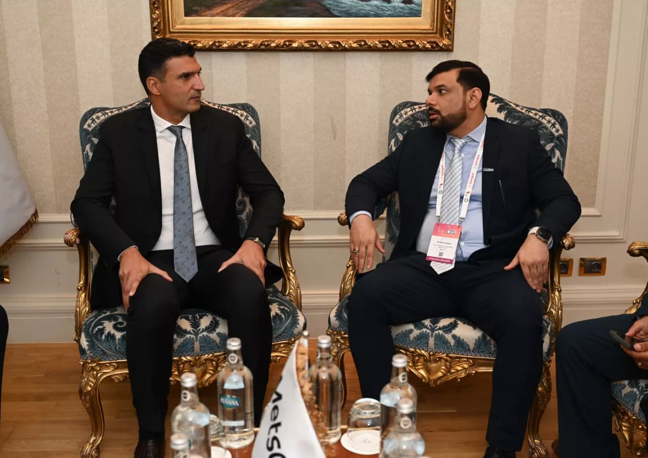 وزير الصناعة يجتمع مع نائب رئيس شركة ميتسو الفنلندية للتعدين لمنطقة الشرق الأوسط