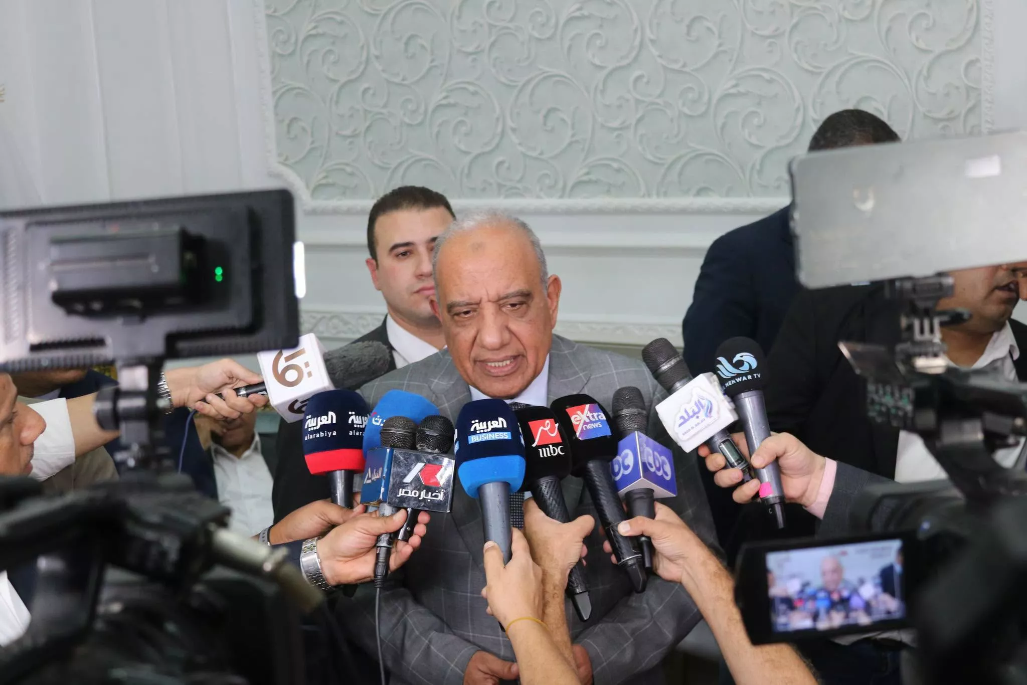 وزير الكهرباء يلتقي برؤساء مجالس الإدارة ورؤساء تحرير الصحف