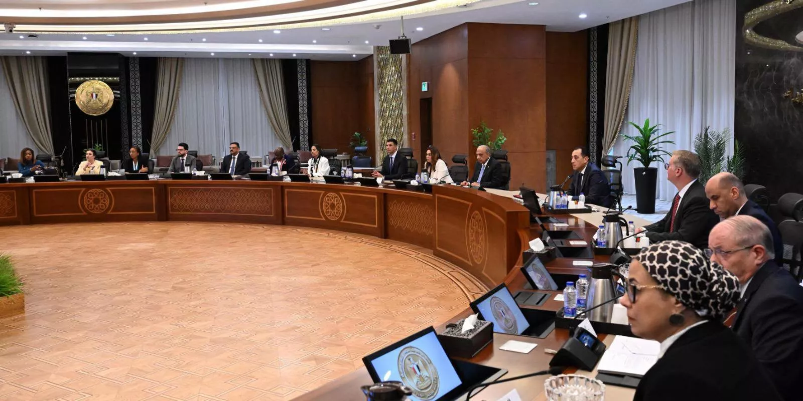 رئيس الوزراء يعقد مائدة مستديرة حول تطوير قطاع التعدين