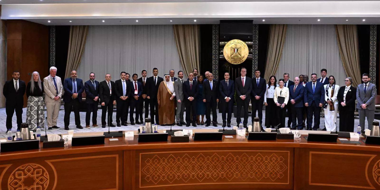 رئيس الوزراء يعقد مائدة مستديرة حول تطوير قطاع التعدين
