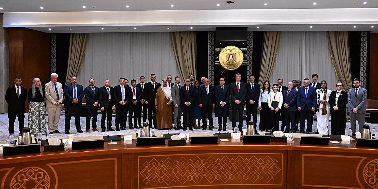 رئيس الوزراء يعقد مائدة مستديرة حول تطوير قطاع التعدين
