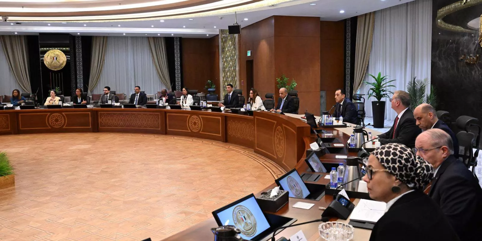 رئيس الوزراء يعقد مائدة مستديرة حول تطوير قطاع التعدين