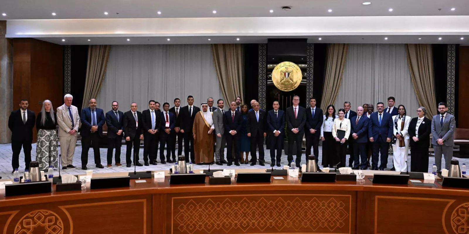 رئيس الوزراء يعقد مائدة مستديرة حول تطوير قطاع التعدين