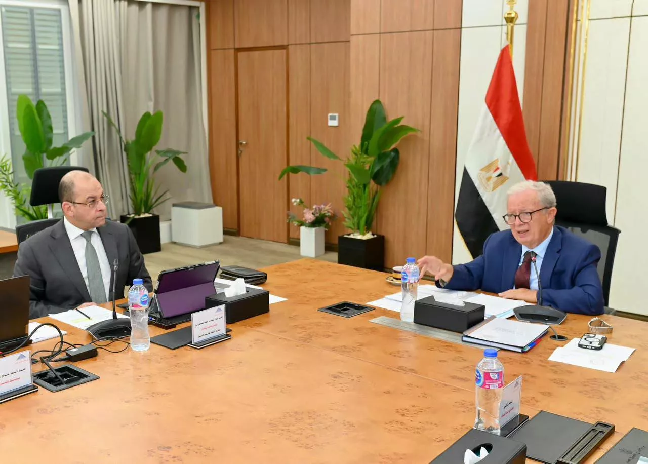 حسين عيسى يترأس اجتماع الشركة القابضة للتشييد والتعمير