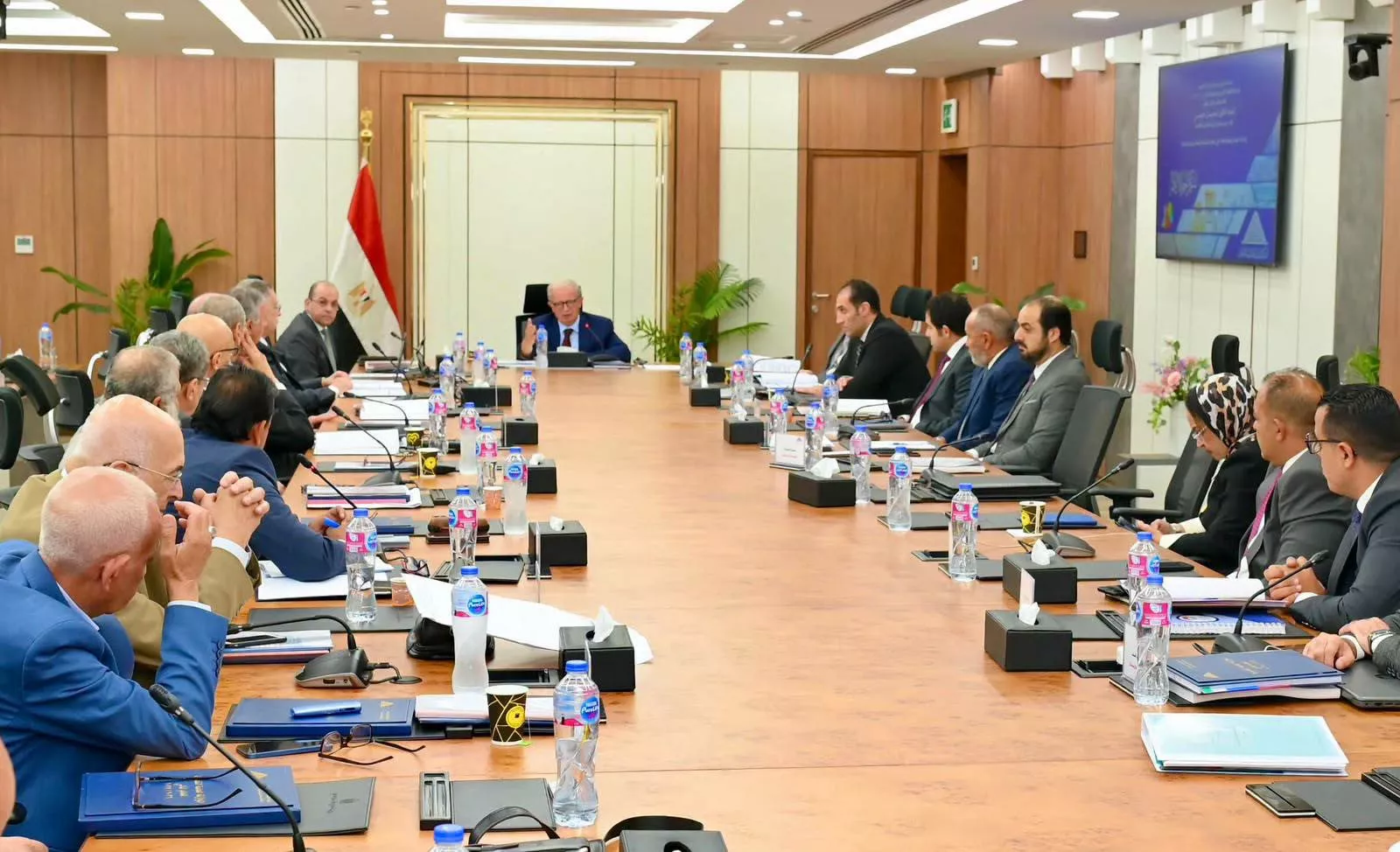 حسين عيسى يترأس اجتماع الشركة القابضة للتشييد والتعمير