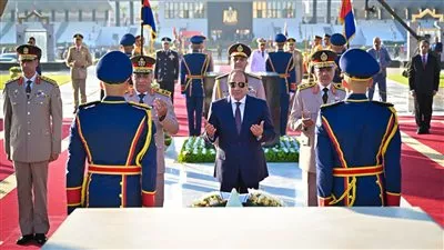 الرئيس السيسي يضع إكليل من الزهور على النصب التذكاري لشهداء القوات المسلحة