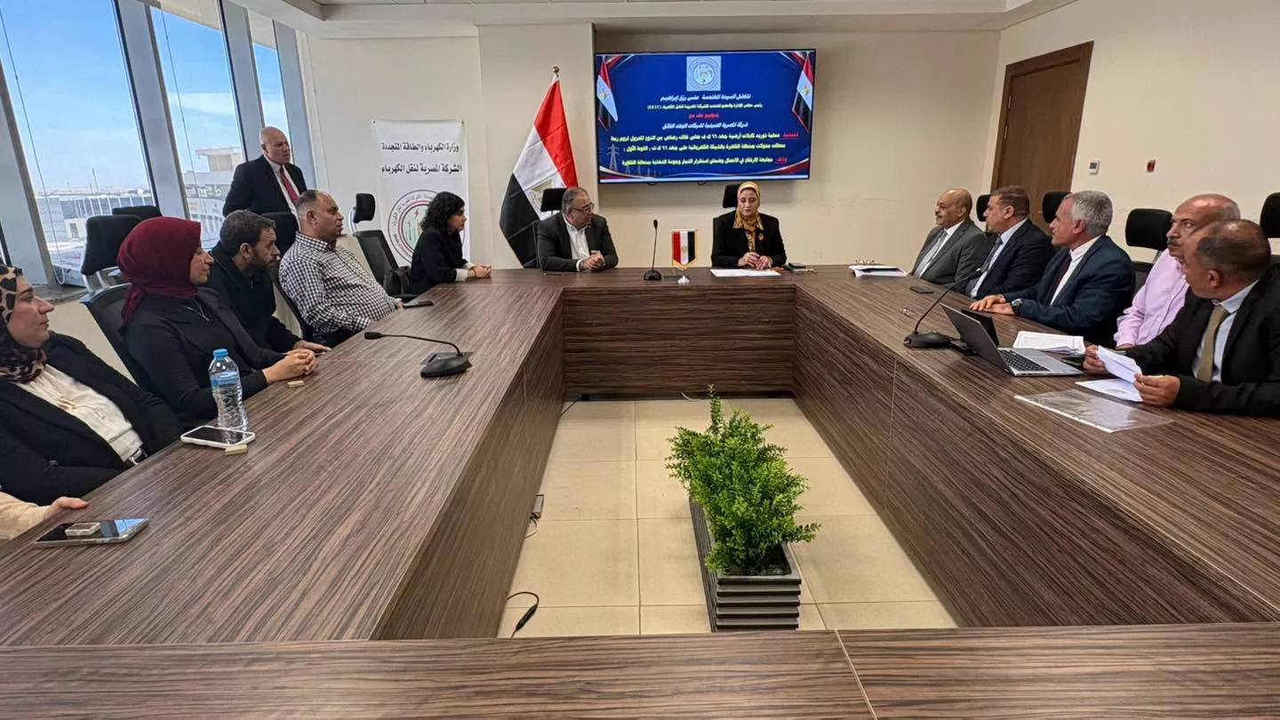 نقل الكهرباء توقع عقدًا مع الشركة المصرية الصينية 