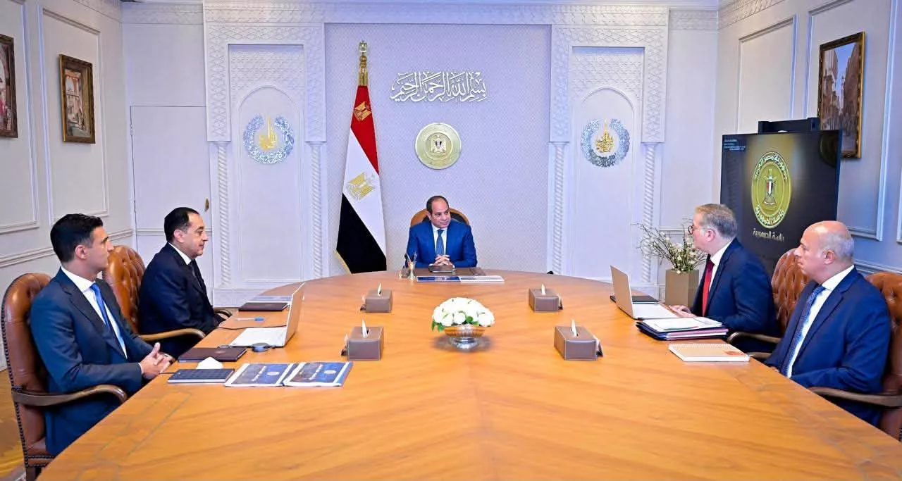 الرئيس السيسي يجتمع مع وزيرا البترول والصناعة