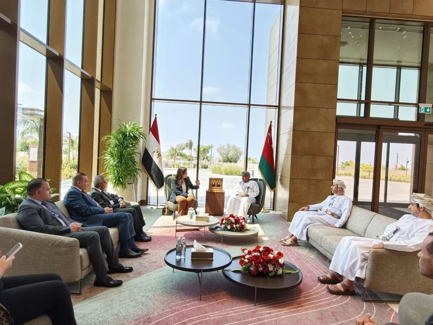 وزيرة الإسكان تجتمع مع نظيرها العُماني