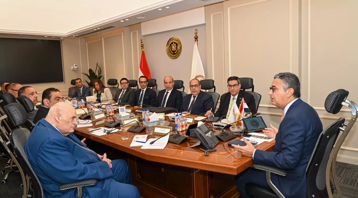 وزير التموين يجتمع مع الشعبة العامة للمخابز وغرفة صناعة الحبوب