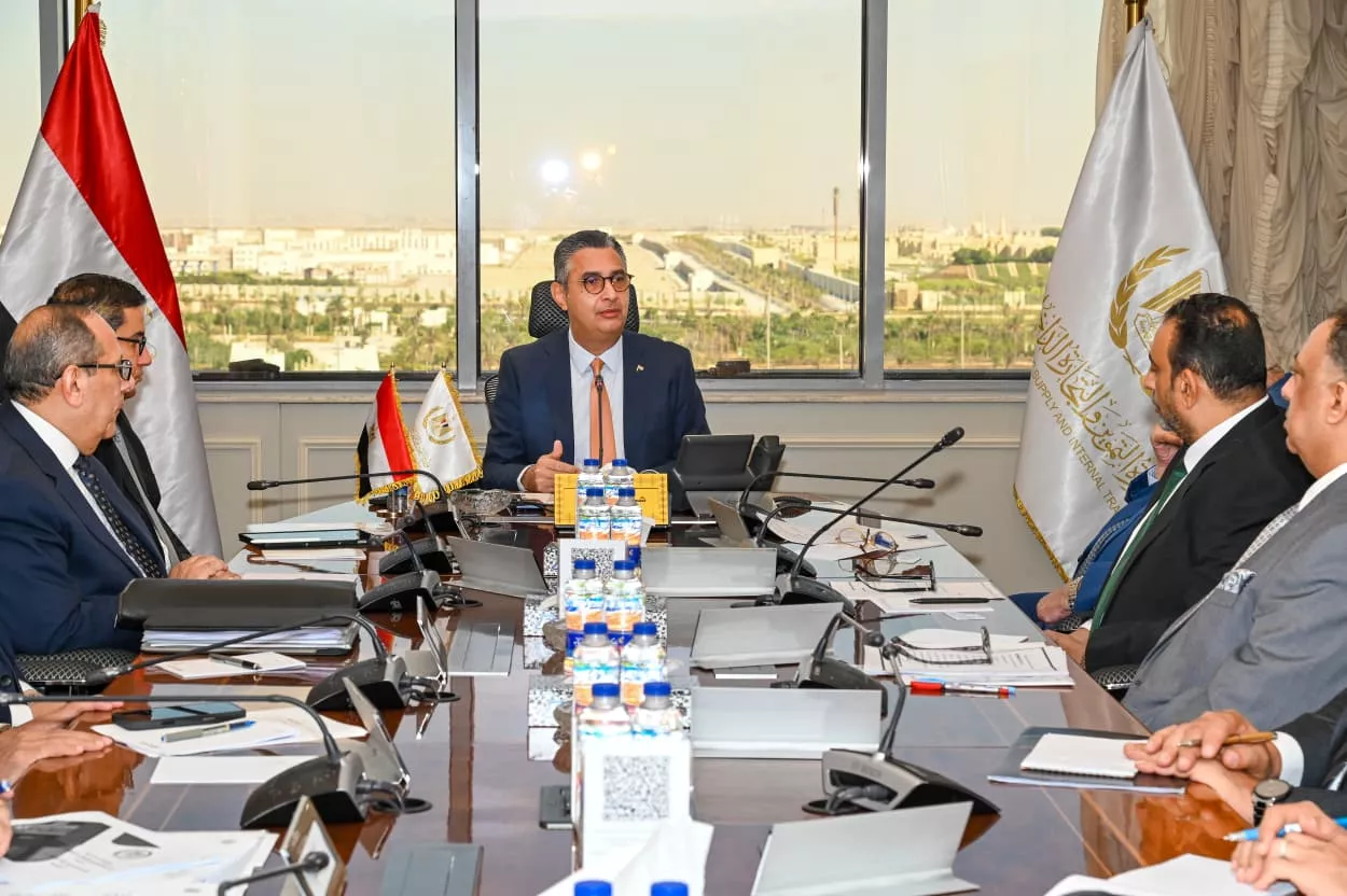 وزير التموين يجتمع مع الشعبة العامة للمخابز وغرفة صناعة الحبوب
